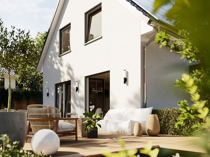 Terrasse des Raumwunder 90 – gemütlicher Rückzugsort im Grünen Detailansicht der Holzterrasse vom Raumwunder 90 mit Sitzmöbeln und Pflanzendekoration im Tageslicht