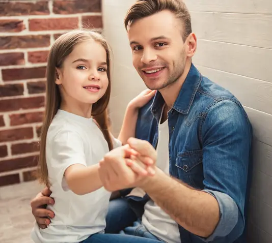 Haus-Familie-Wohnen-Serie-12-25 Vater mit seiner Tochter