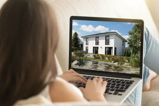 Haus-Familie-Wohnen-Garten-Serie-30-13 Frau am PC